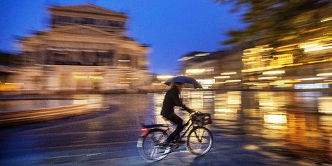 Ποδήλατο με ομπρέλα στη βροχή