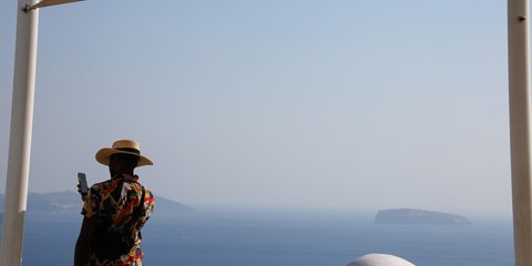  Τουρίστας απαθανατίζει τις τελευταίες στιγμές του καλοκαιριού στη Σαντορίνη με θέα την καλντέρα 