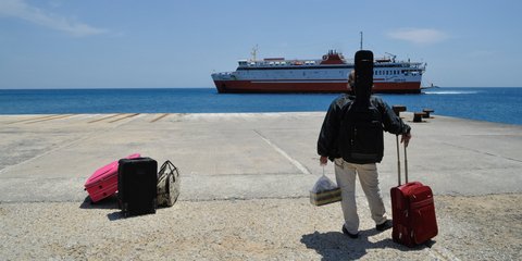 Η επιστροφή και των τελευταίων: Ταξιδιώτης περιμένει το καράβι στη Σίκινο