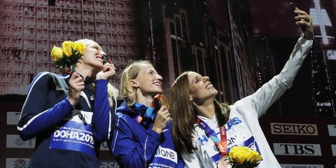 Η Στεφανίδη βγάζει selfie στο βάθρο