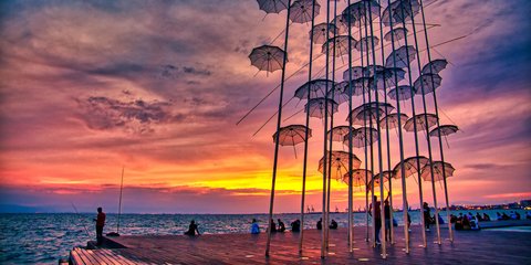 Ο Θερμαϊκός μαγεύει κάθε ώρα: Οι «ομπρέλες» του Γ. Ζογγολόπουλου στο ηλιοβασίλεμα 