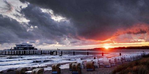 Ο ήλιος ανατέλει πάνω από τη θάλασσα