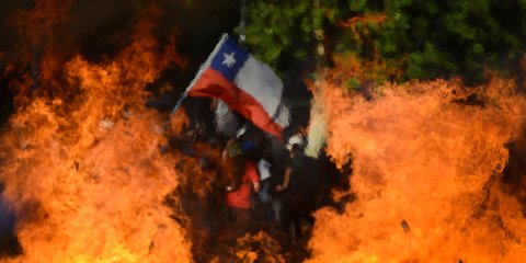 Φλεγόμενο οδόφραγμα σε δρόμο της Χιλής που συνταράσσεται από αντικυβερνητικές διαδηλώσεις 