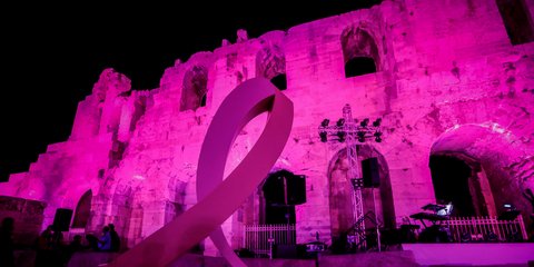 Το Ηρώδειο φωταγωγήθηκε ροζ, σε μια συμβολική κίνηση, κατά του καρκίνου του μαστού