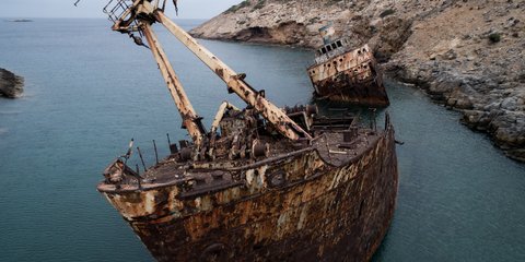 Ο χρόνος μοιάζει ακίνητος στην Αμοργό, κοιτάζοντας το ναυάγιο πλοίου σε κάποια παραλία του νησιού