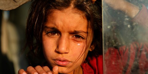 Γροθιά στο στομάχι: Ενα κοριτσάκι από τη Συρία που εκτοπίστηκε από τα τουρκικά στρατεύματα, κλαίει