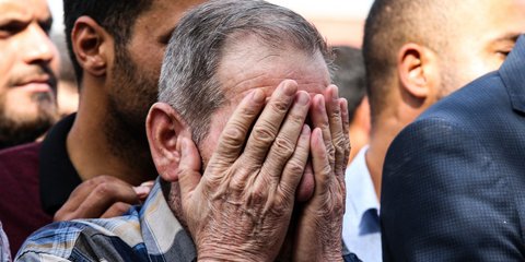 Η φρίκη του πολέμου στη Συρία: Ενας πατέρας στην Τουρκία θρηνεί στην κηδεία του δέκα μηνών μωρού του 