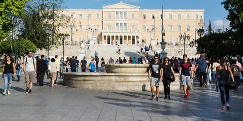 Κόσμος περπατάει στη πλατεία Συντάγματος