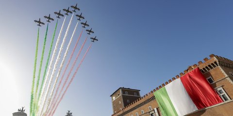 Αεροπλάνα αφήνουν πολύχρωμα ίχνη