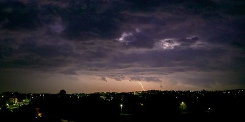 Απόκοσμο σκηνικό με αστραπόβροντα στα Βασιλικά Θεσσαλονίκης το σούρουπο