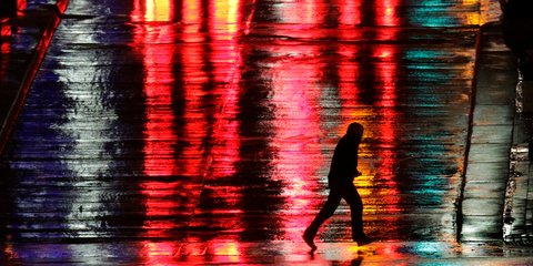 Η σιλουέτα ενός άντρα μια νύχτα, με άνεμο και βροχή στο Κάνσας των ΗΠΑ - Φωτογραφία: AP Photo/Charlie Riedel