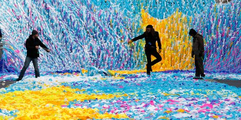 Τέχνη του δρόμου στο Βερολίνο μπροστά από την πύλη του Βραδεμβούργου για την 30η επέτειο της πτώσης του Τείχους