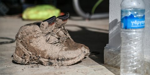  Ενα ζευγάρι λασπωμένες μπότες: Ο ιδιοκτήτης τους βίωσε την καταστροφή στην Κινέτα