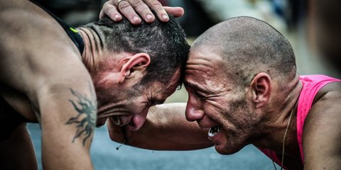 Δυο μαραθωνοδρόμοι συγκινημένοι