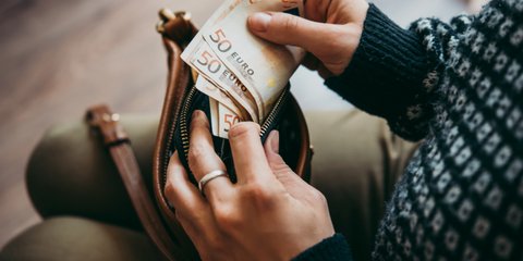 Ατομο βγάζει μετρητά από τσάντα