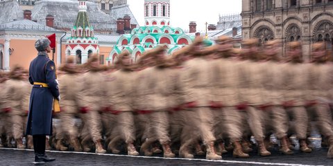 Ρώσοι στρατιώτες με τη στολή του «Κόκκινου Στρατού» παρελαύνουν σε ανάμνηση της νίκης στη μάχη της Μόσχας 7/11/1941 