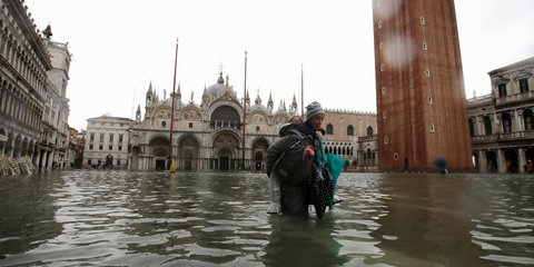 Βενετία: Μια γυναίκα κουβαλά την κόρη της στην πλημμυρισμένη πλατεία του Αγίου Μάρκου