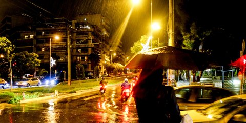 «Όταν δεν νιώθεις το άρωμα της βροχής, κινδυνεύει η ψυχή σου» που γράφει και η Αλκυόνη Παπαδάκη σε ένα ποίημά της - Φωτογραφία: ΚΟΝΤΑΡΙΝΗΣ ΓΙΩΡΓΟΣ EUROKINISSI