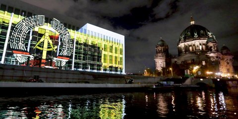 Η σημαία της πάλαι ποτέ Ανατολικής Γερμανίας στην πρόσοψη της πρώην Βουλής της χώρας στο πλαίσιο των εκδηλώσεων για την πτώση του τείχους του Βερολίνου 