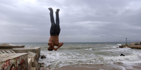 Παρκούρ στο Φλοίσβο από ατρόμητο νεαρό με φόντο τη μανιασμένη θάλασσα ΥΛΟΣ ΝΙΚΟΣ