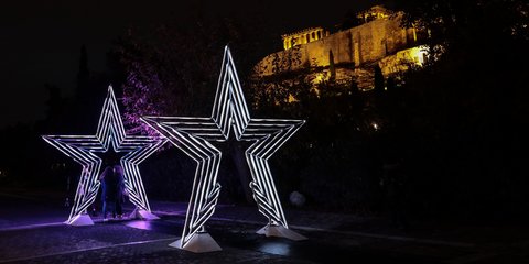 Χριστουγεννιάτικο σκηνικό κάτω από την Ακρόπολη