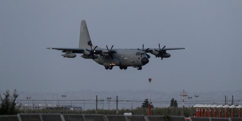 C-130 προσγειώνεται