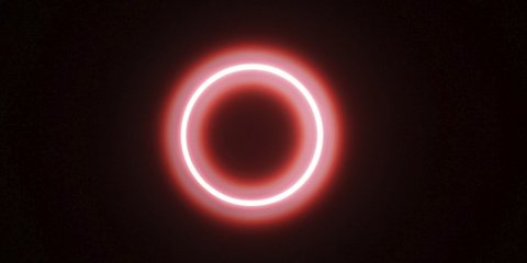 Ο ήλιος σαν κόκκινο στεφάνι στην έκλειψη