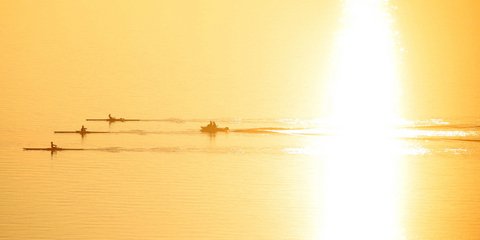 Κωπηλατώντας στον Θερμαϊκό με τη δύση του ήλιου 