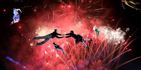 Εντυπωσιακό χριστουγεννιάτικο σόου με ακροβάτες, πυροτεχνήματα και mapping στην Μπογκοτά της Κολομβίας 