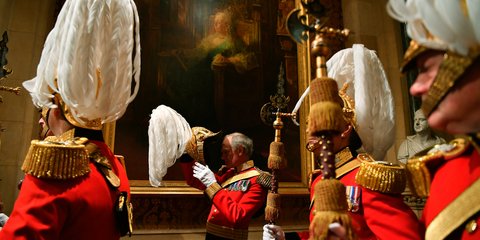 Η φρουρά χαλαρώνει και προετοιμάζεται για την άφιξη της βασίλισσας στο βρετανικό κοινοβούλιο. /Φωτογραφία: ΑΡ