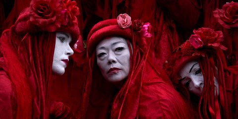 Oι Red Rebell διαμαρτύρονται για τη ρύπανση από τα αεροπλάνα, στο διήμερο event της Greenpeace στο αεροδρόμιο του Αμστερνταμ