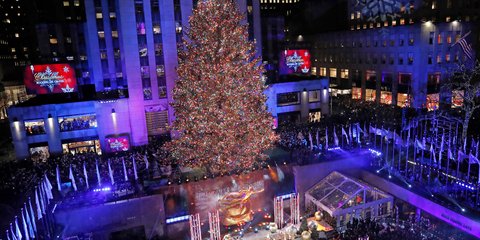 Αναψε το εντυπωσιακό χριστουγεννιάτικο δέντρο του Rockefeller Center στη Νέα Υόρκη με 50.000 LED λαμπάκια