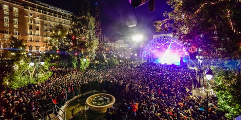 Ετσι υποδέχθηκε η Αθήνα το 2020. Ενα φαντασμαγορικό σόου στην πλατεία Συντάγματος