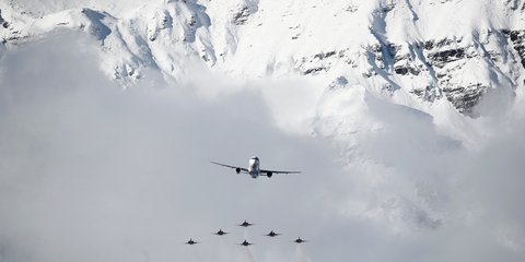 Αεροπορικές επιδείξεις στις Αλπεις, κατά τη διάρκεαι του World Cup Ανδρών στο Wengen της Ελβετίας. 