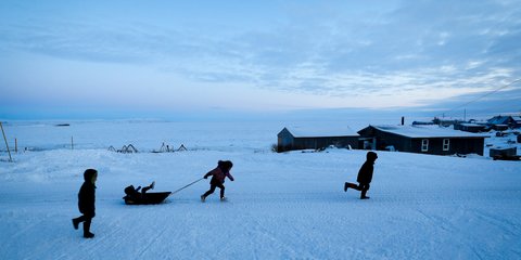 Στο αχανές παγωμένο τοπίο της Αλάσκας, με φόντο τον Βερίγγειο, παιδιά παίζουν στο χιόνι