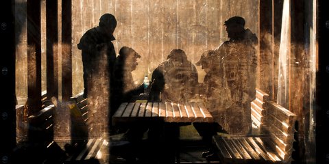 Ανδρες παίζουν σκάκι στη δύση του ηλίου σε πάρκο στο Βουκουρέστι της Ρουμανίας