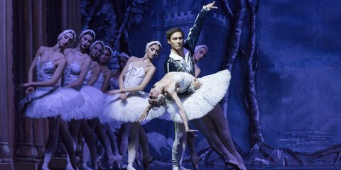 Χορευτές του Εθνικού Μπαλέτου της Μόσχας στη Λίμνη των Κύκνων στην Κολωνία /Φωτογραφία: Getty