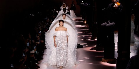 Μοντέλα στην εντυπωσιακή επίδειξη μόδας του οίκου Givenchy για την κολεξιόν άνοιξη-καλοκαίρι 2020