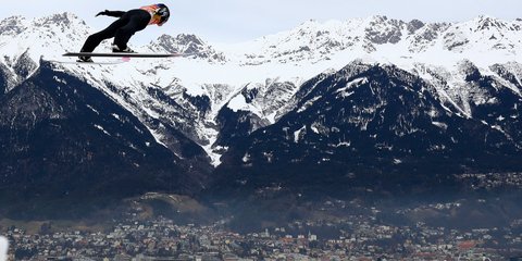 Πετώντας πάνω από το... Ινσμπρουκ! O Ryoyu Kobayashi από την Ιαπωνία στο τουρνούα Ski jumping /Φωτογραφία: ΑΡ