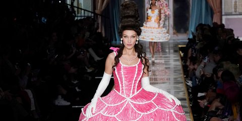 Η Μπέλλα Χαντίντ στο σόου της Moschinο στο Μιλάνο