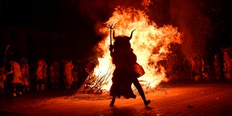 Η προϊστορική φιγούρα «Momotxorros» στο καρναβάλι της Αλσασούα στη βόρεια Ισπανία