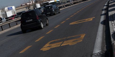 Οι φρεσκοβαμμένες λεωφορειολωρίδες στη Μεσογείων