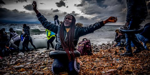 Το δράμα σε μια εικόνα: Μετανάστρια από την Αφρική φτάνει στη Λέσβο