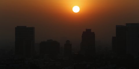 Ο ήλιος ανατέλλει ανάμεσα στο νέφος στην πόλη του Μεξικού