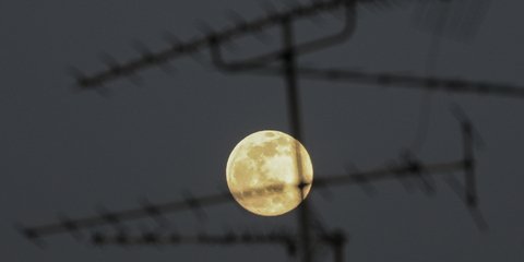 Πανσέληνος πίσω από κεραίες