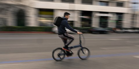 «Ανάλαφρος σαν πεταλούδα» ποδηλάτης στις Αλκυονίδες μέρες της Αθήνας 