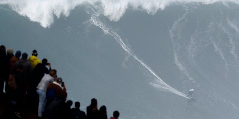 0 ατρόμητος σέρφερ δαμάζει ένα πελώριο κύμα στην Πορτογαλία