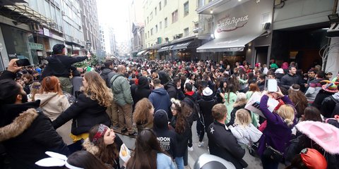 Τσικνοπέμπτη στη Θεσσαλονίκη: Ολοι στους δρόμους παρά τον άσχημο καιρό