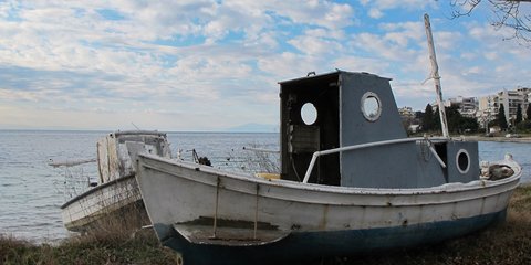 Δύο παροπλισμένες βάρκες στην παραλία Νέας Κρήνη