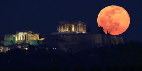 Η υπερπανσέληνος του χιονιού πάνω από την Ακρόπολη